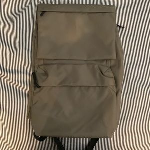NWOT everlane renew transit backpack in “warm charcoal”